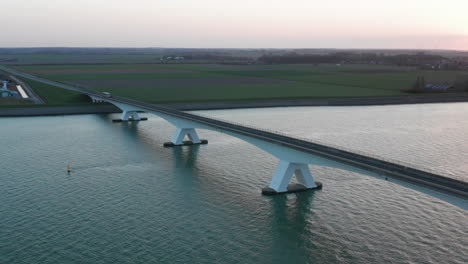 Antenne:-Die-Berühmte-Zeelandbridge-Während-Des-Sonnenuntergangs