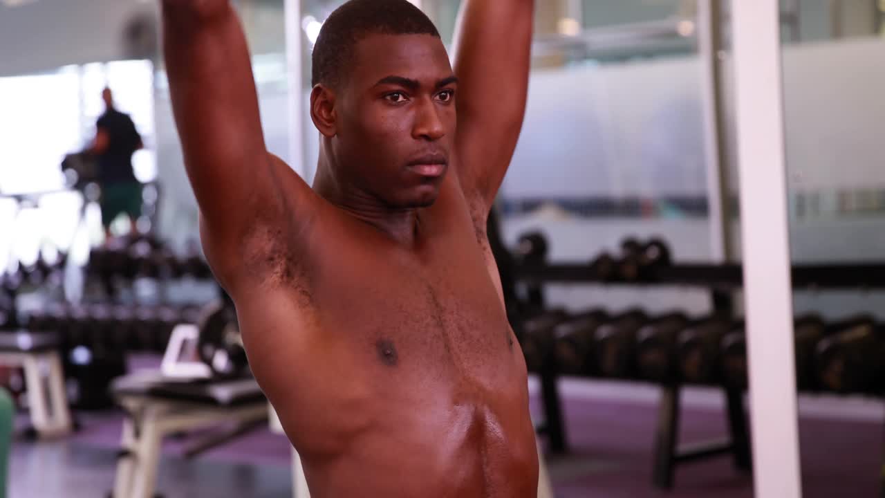 hombre en forma sin camisa levantando pesas