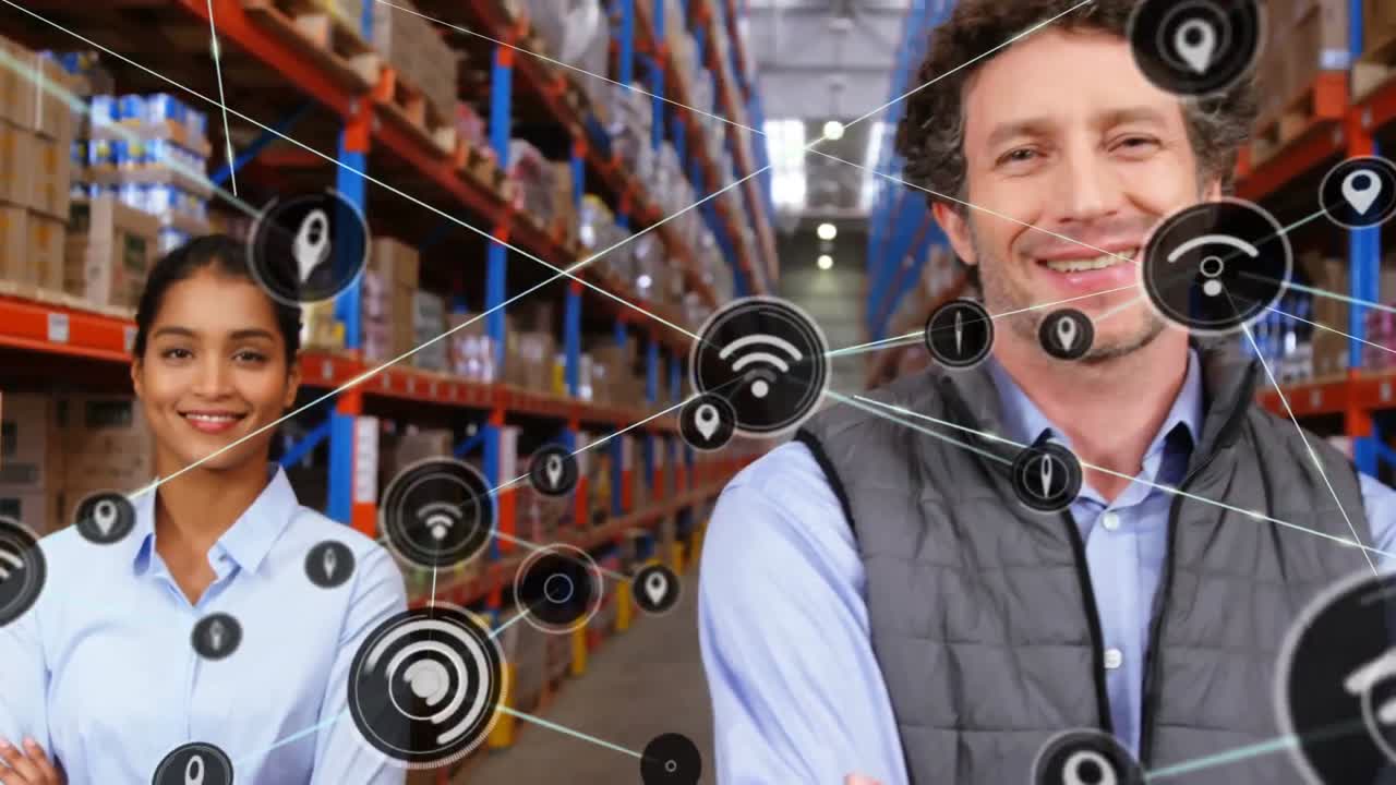 animación de una red de iconos digitales sobre un equipo diverso de supervisores sonriendo juntos en el almacén.
