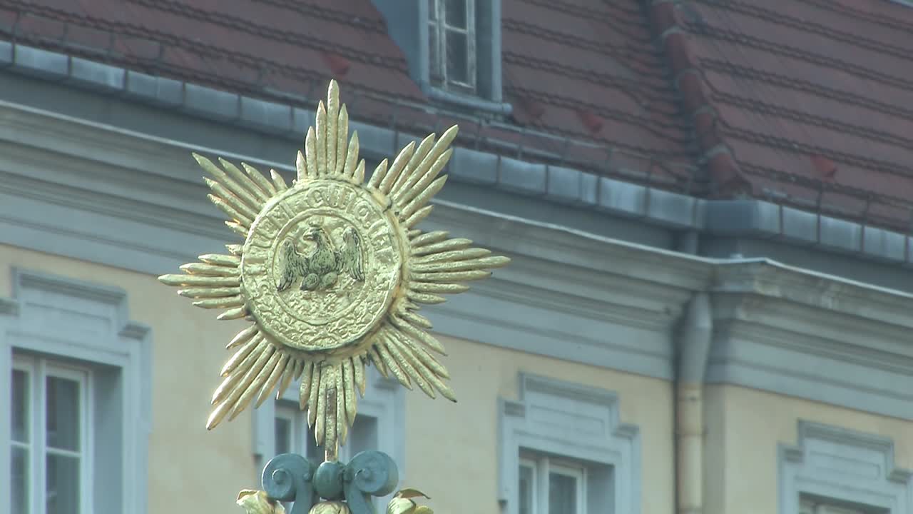 крупный план ограды дворца шарлоттенбург на закате в берлине, германия