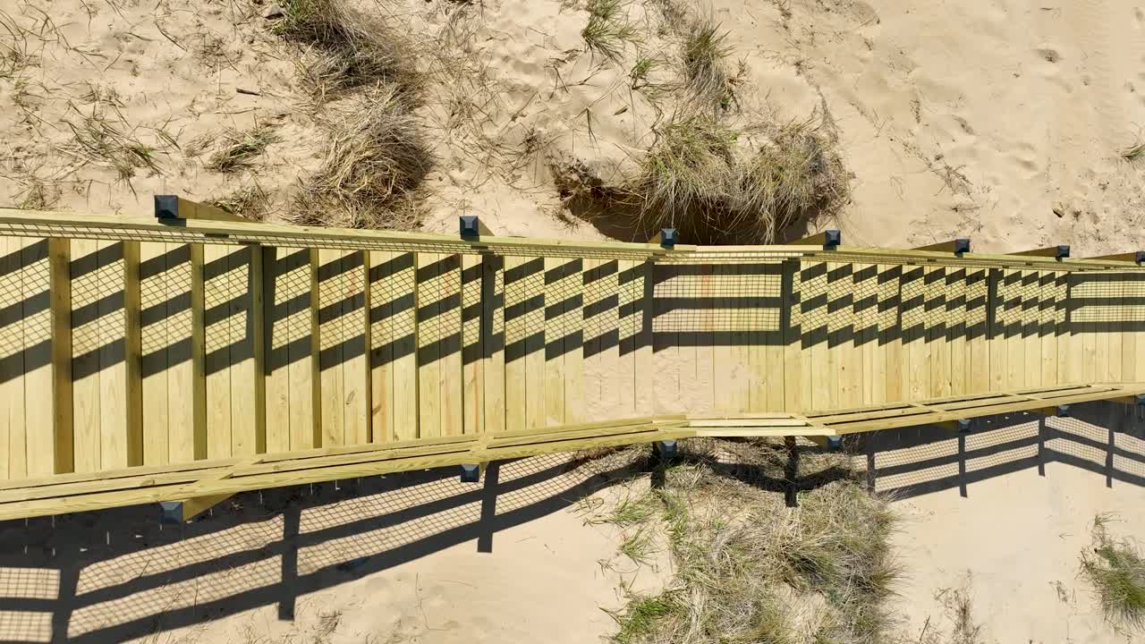 aérea directa sobre las nuevas escaleras de acceso a la playa
