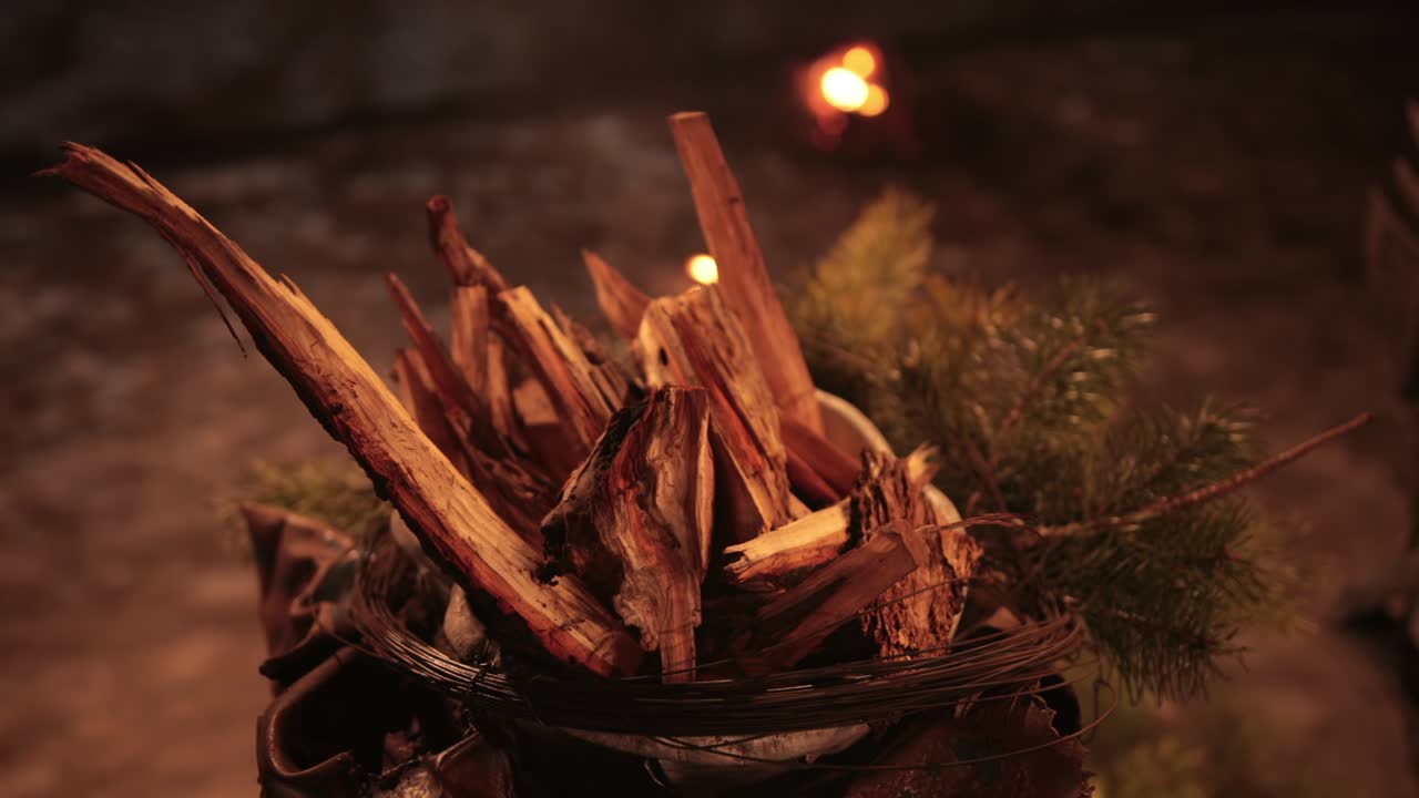 목재, 가죽, 소나 가지로 만든 희생의 장소, 신비주의적 상징