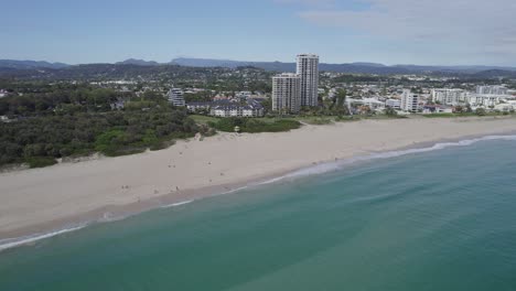 Paisaje-Idílico-En-Palm-Beach-En-Gold-Coast,-Queensland,-Australia---Toma-Aérea