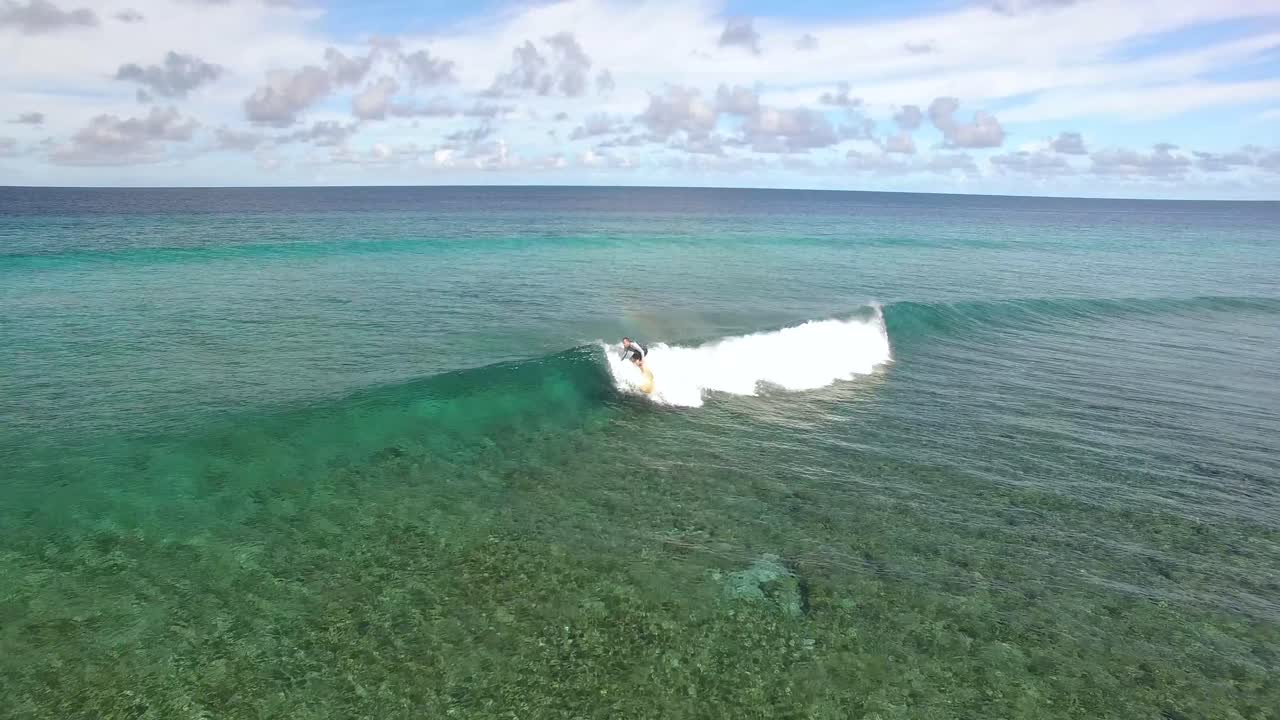 한 남자가 몰디브에서 서핑을 하러 갑니다