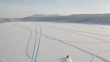 Imágenes-Cinematográficas-De-Drones-De-Aceleración-De-Motos-De-Nieve-4k