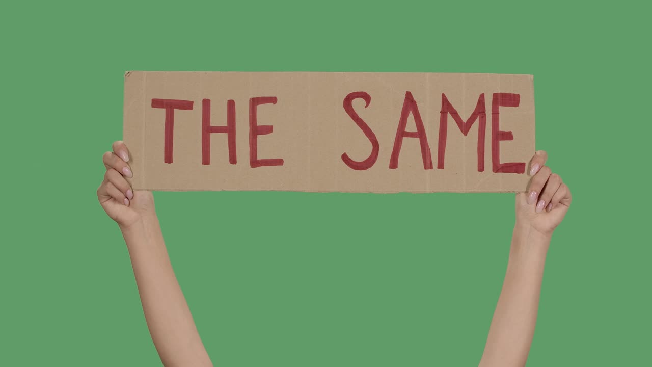 카드보드에 항의 문자 메시지, 인종차별을 멈춰라, 경찰 폭력, 배너 디자인 개념, 포스터를 들고 있는 손, 녹색 화면, 크로마 키, 클로즈업, 느린 동작