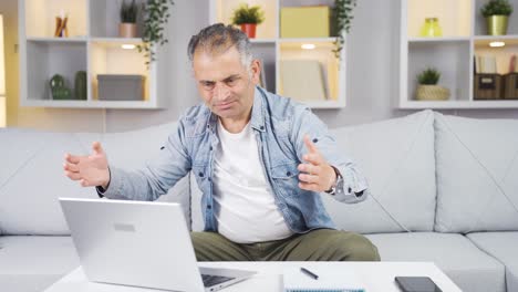 Der-Mann,-Der-Die-Anwendung-Nicht-Auf-Dem-Laptop-Nutzen-Kann.