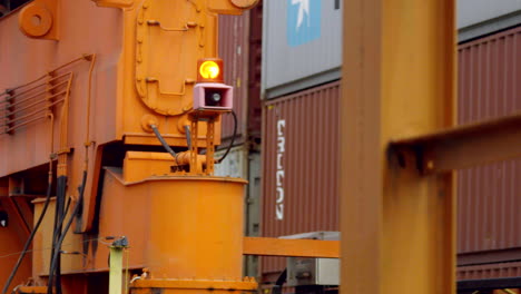 disparo panorámico de una máquina de transporte de contenedores