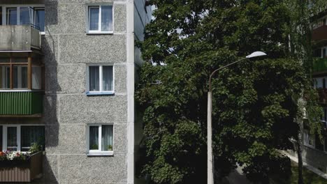 Nahaufnahme-Eines-Sowjetischen-Wohngebäudes-In-Kimija,-Daugavpils,-Latgale,-Lettland