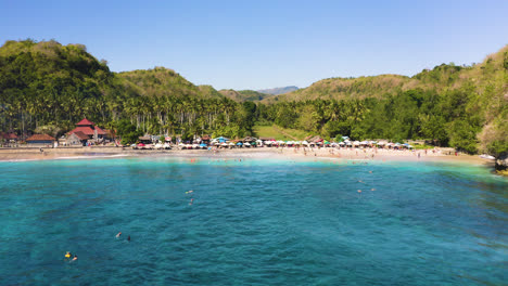 Crystal-Bay-Beach,-Nusa-Penida-in-Bali-Indonesia-Traditional-Balinese-Fishing-Boat