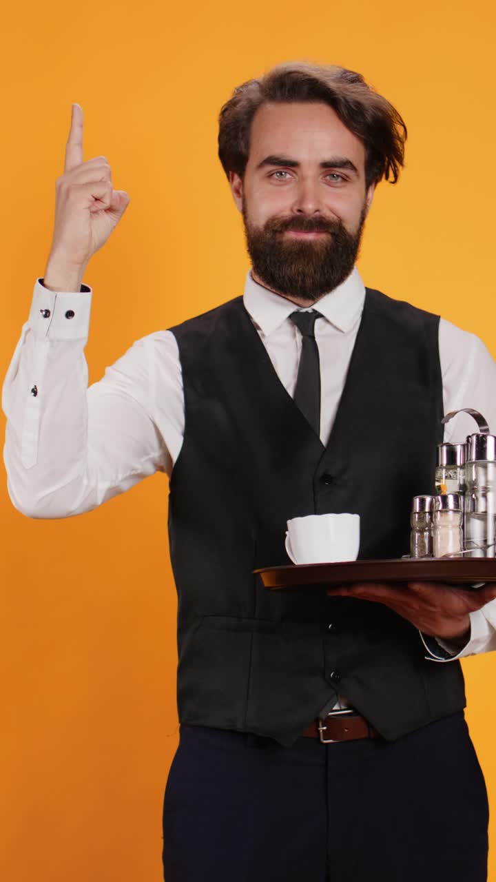 Verticale video. Gekwalificeerde werknemer met een nieuw idee