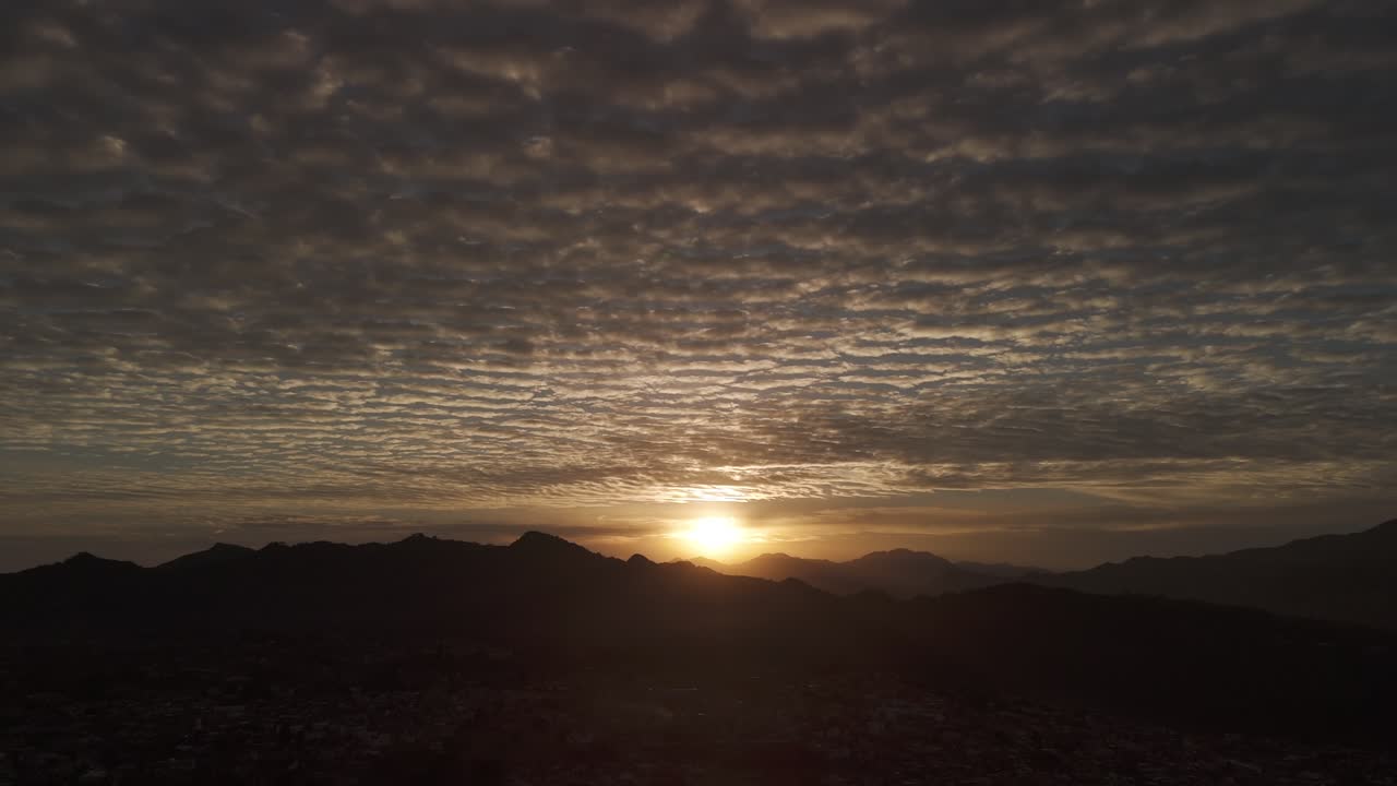 amanecer natural con unas nubes increíbles en el cielo