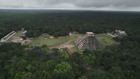 Chichen-Itza-Luftpyramide-Maya-Ruinen-Maya-Völker-Zivilisation-Drohne-Fliegen-Welterbe-Azteken-Halbinsel-Yucatan-Valladolid-Mexikanische-Kultur