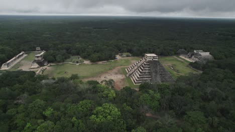 chichen itza pirámide aérea ruinas mayas pueblos mayas civilización avión no tripulado volando patrimonio mundial azteca península de yucatán valladolid cultura mexicana