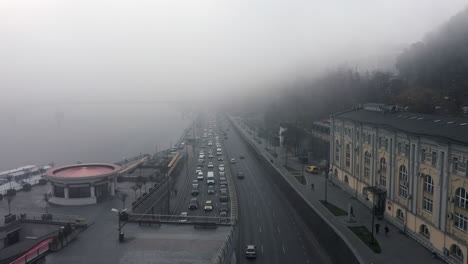 tráfico de la ciudad nebuloso en una carretera fluvial