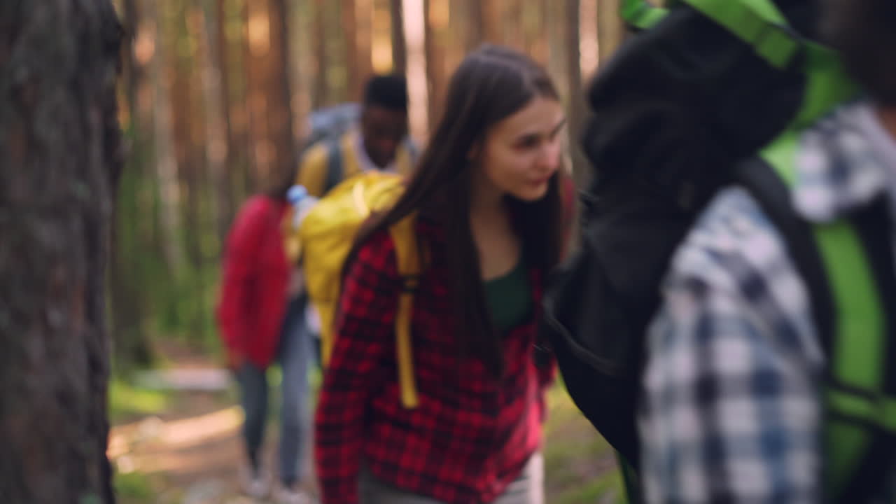 Turisté s mapou v lese