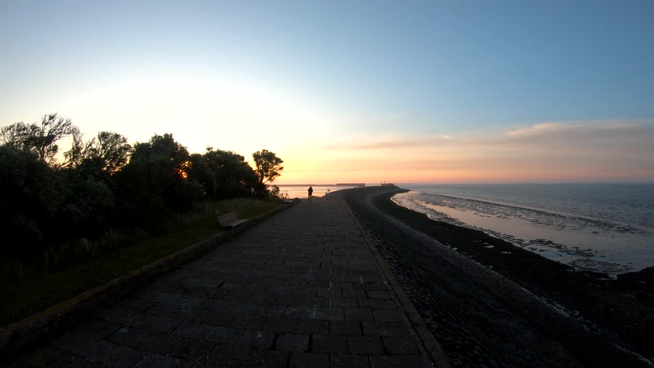 volando el dron en el acantilado al amanecer