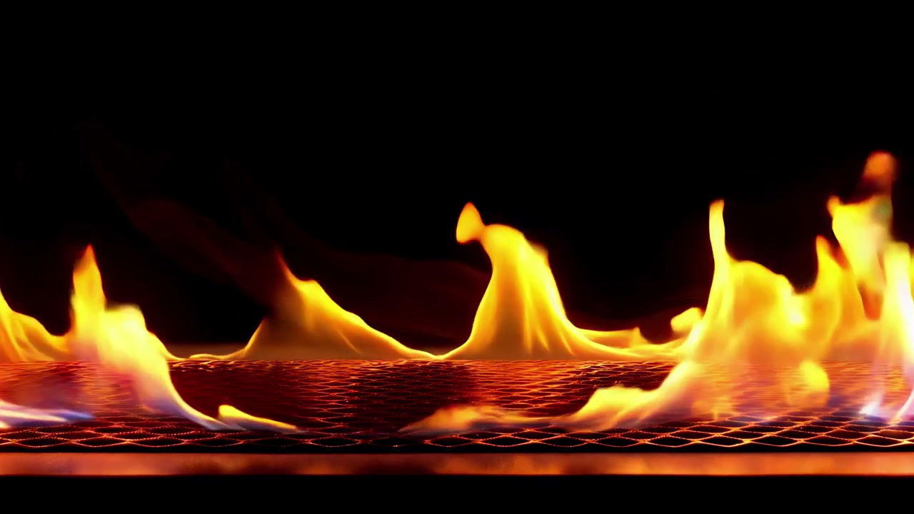 Fiamme arancioni vivaci che bruciano su una griglia per barbecue in metallo