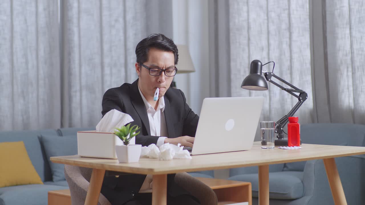 집에서 일하는 남자가 질병 증상을 보이고 있습니다.