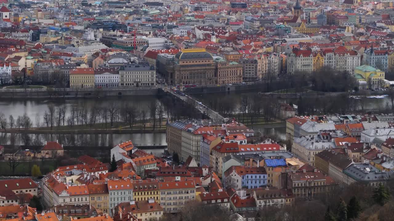 Ponte delle Legioni sul fiume Moldava e Teatro Nazionale a Praga, Repubblica Ceca.