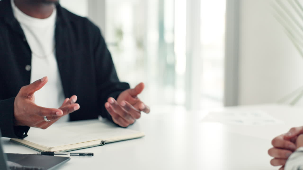 Collaboration et poignée de main dans le monde des affaires