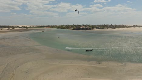 Toma-De-Drone-De-Un-Kitesurfista-Montando-En-La-Laguna-De-Tatajuba