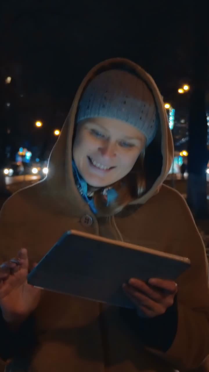 Donna che usa il tablet di notte