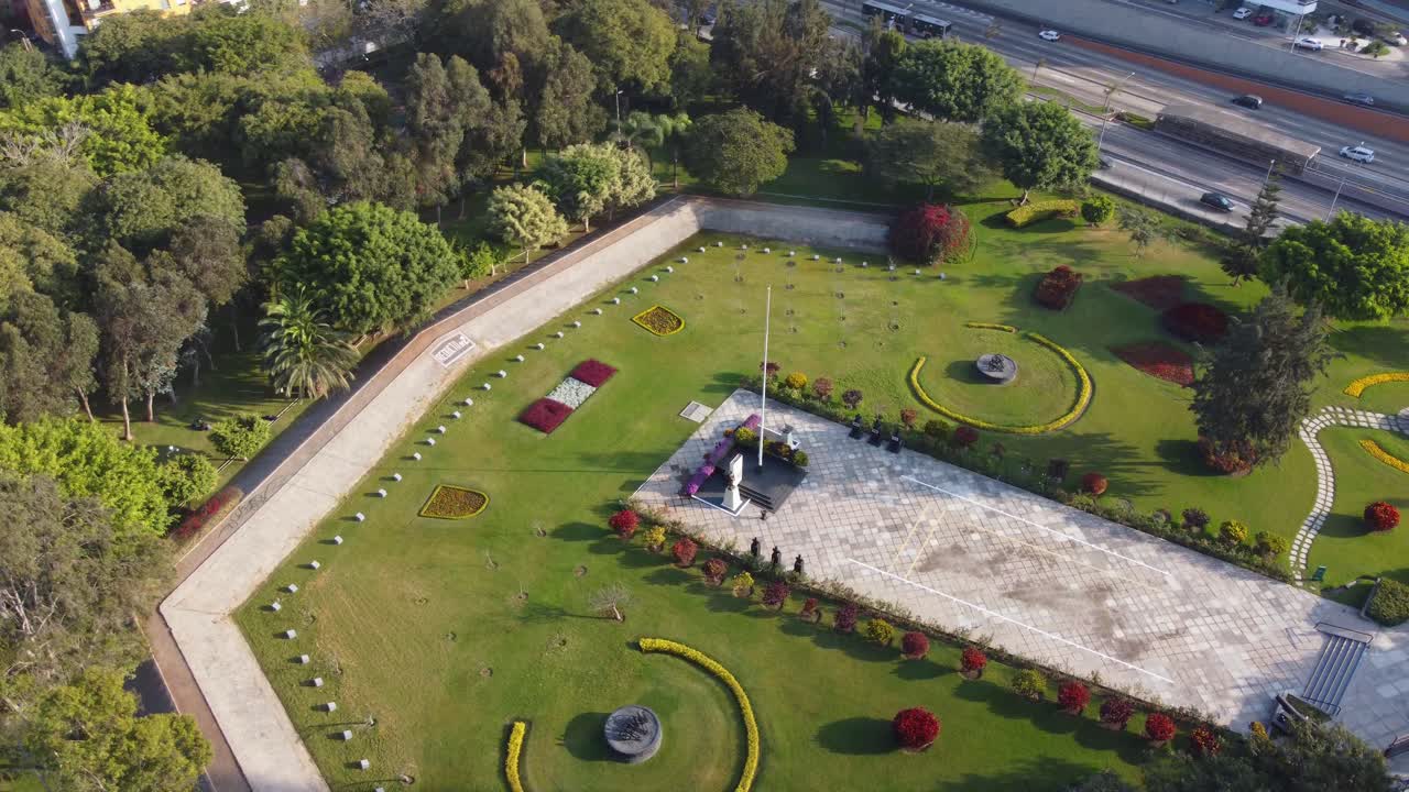 video de drone de "parque reducto" un parque en el distrito de miraflores de lima, perú