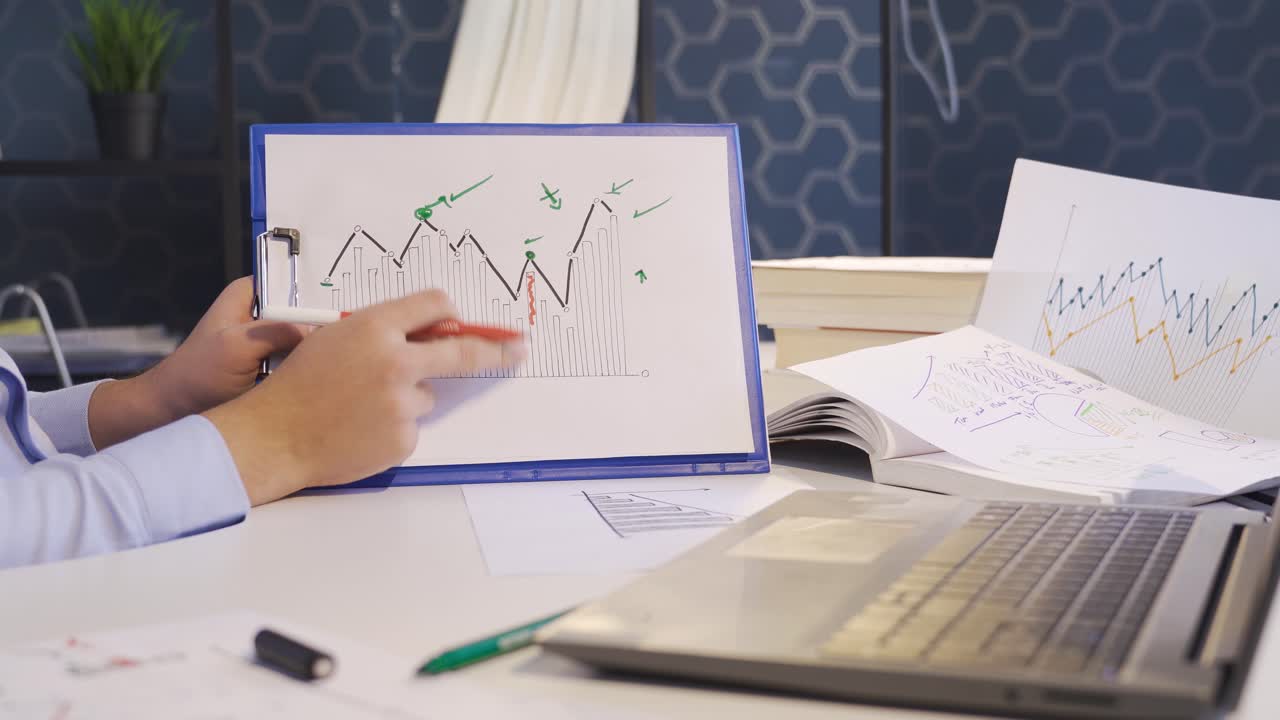 hombre de negocios analizando el gráfico financiero que muestra el crecimiento de las ganancias.