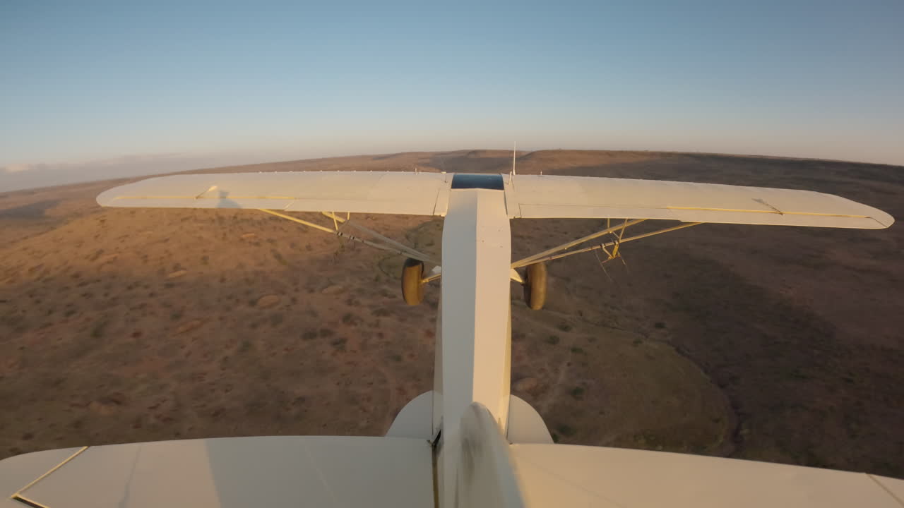 Aereo leggero sopra le colline al tramonto nella savana keniota