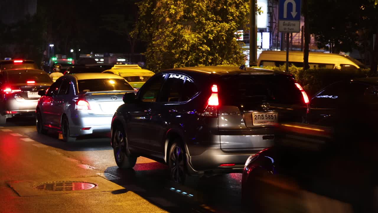 자동차와 오토바이가 도시 교통을 통해 항해합니다.