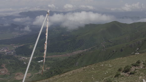 vista de las montañas del cáucaso en un día nublado