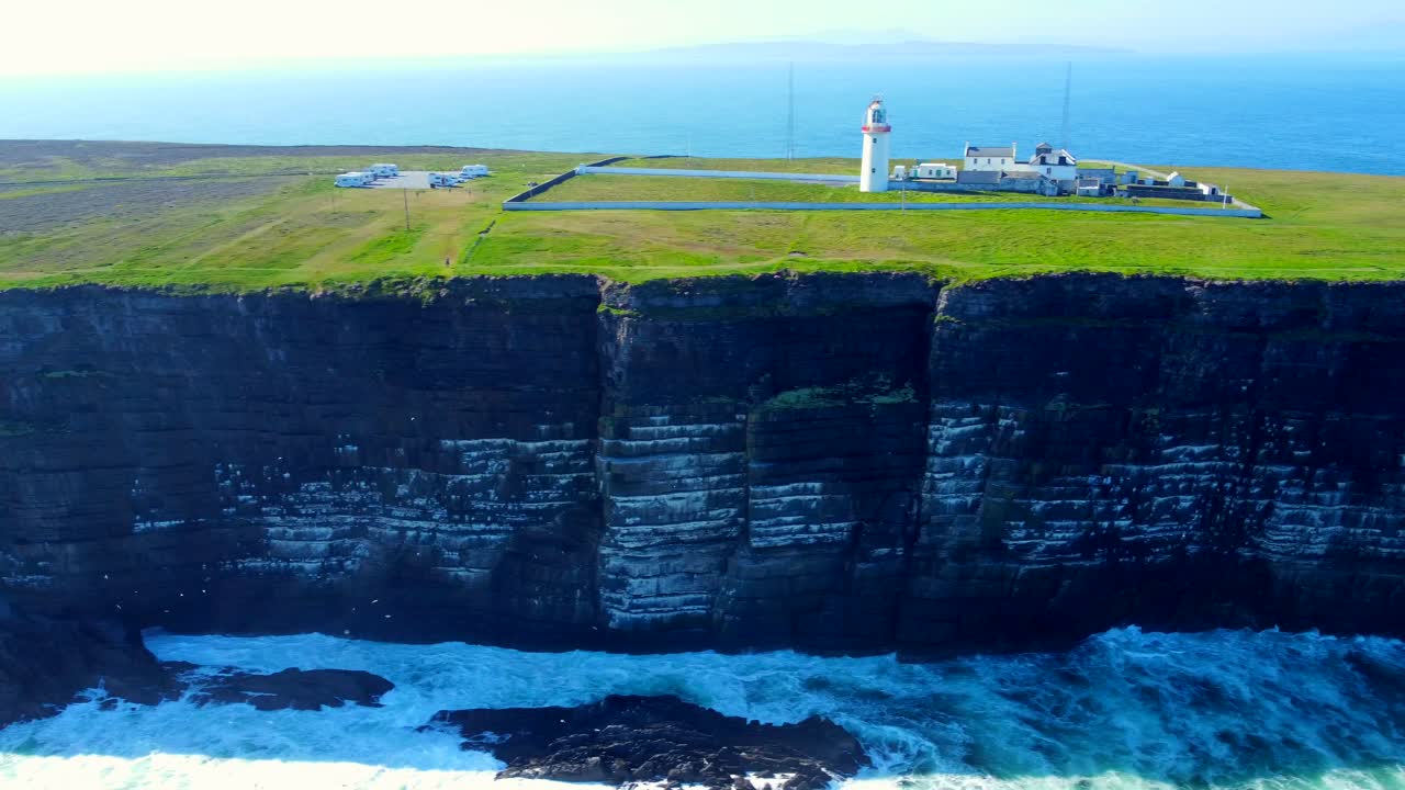 절벽을 따라 비행하는 동안 등대의 조감도