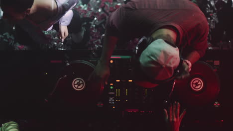 actuación de dj en un club nocturno