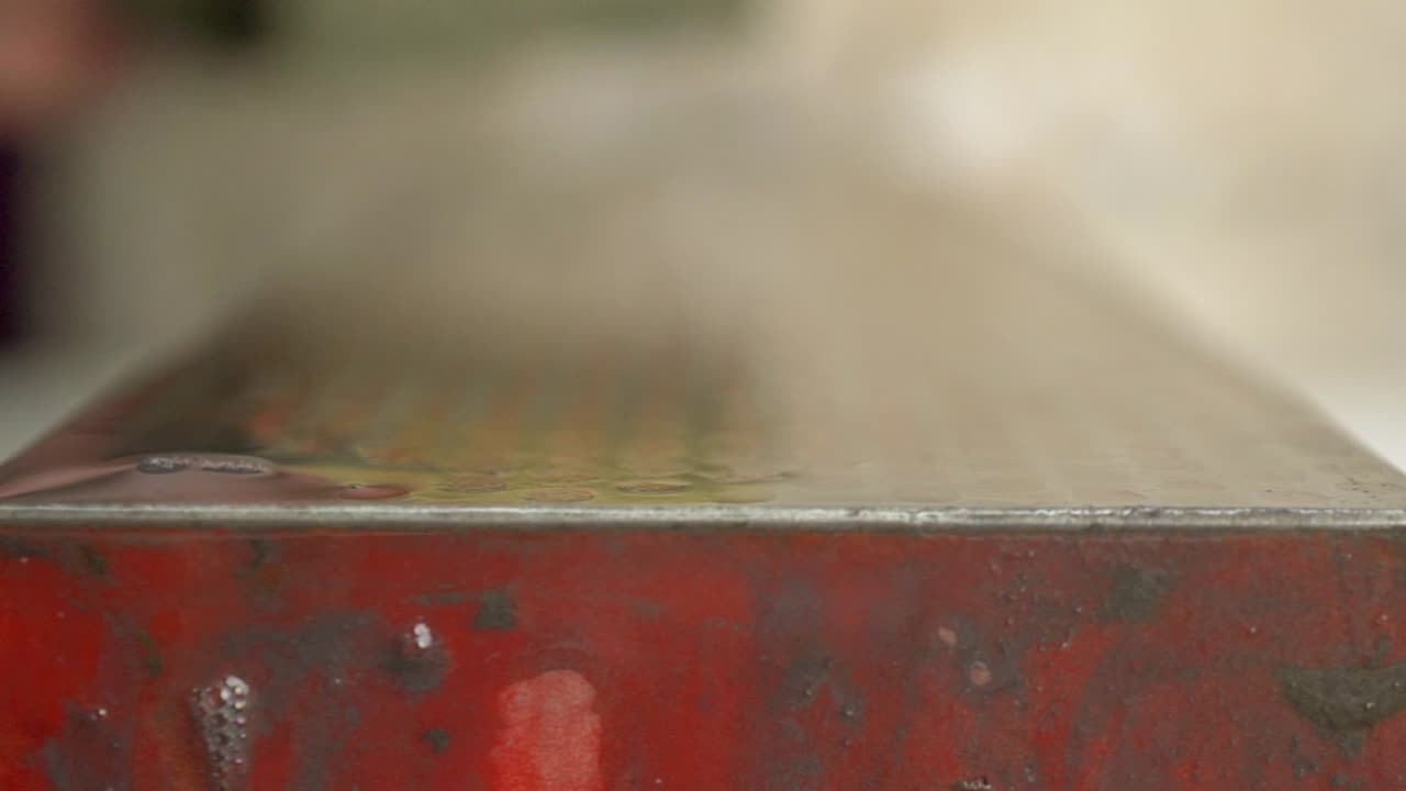 느린 동작으로 스펀지로 세척되는 숫돌의 매크로 샷