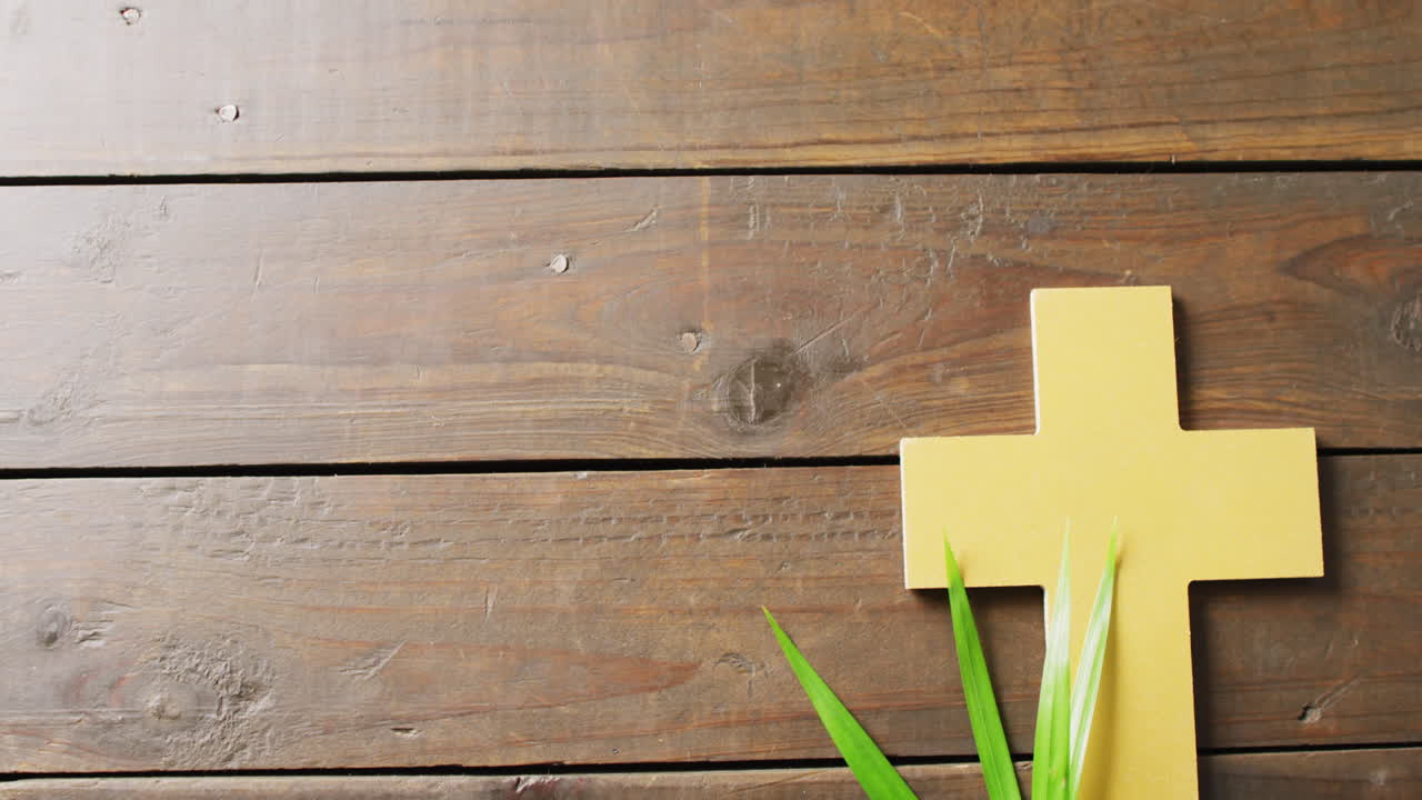 일요일  잎과 노란색 기독교 십자가의 비디오 복사 공간과 함께 오래된 나무 보드에