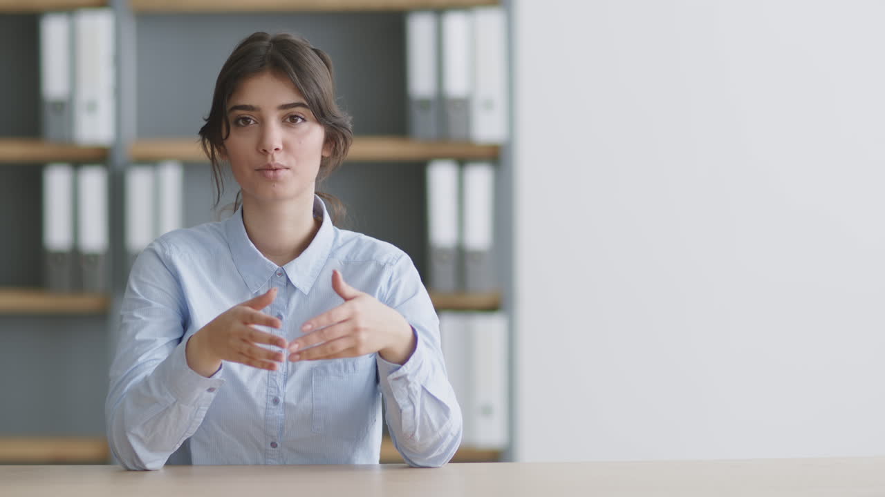 mujer de negocios dando una presentación en el entorno de la oficina