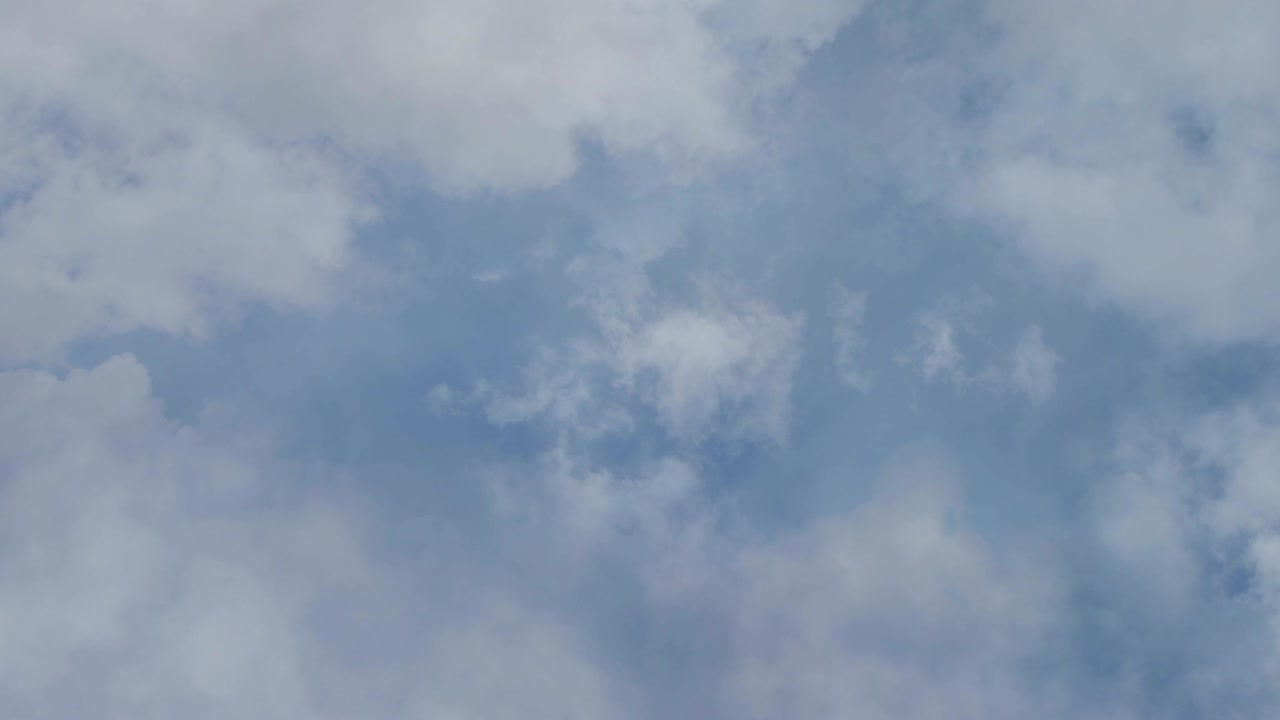 다양한 수준의 구름의 동시 이동, 시간 지연, 비디오 루프