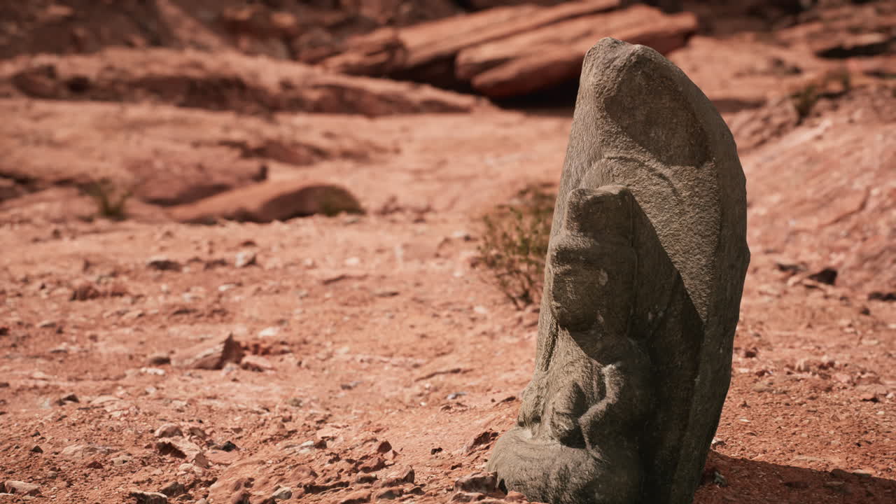 antigua estatua en el desierto de las rocas
