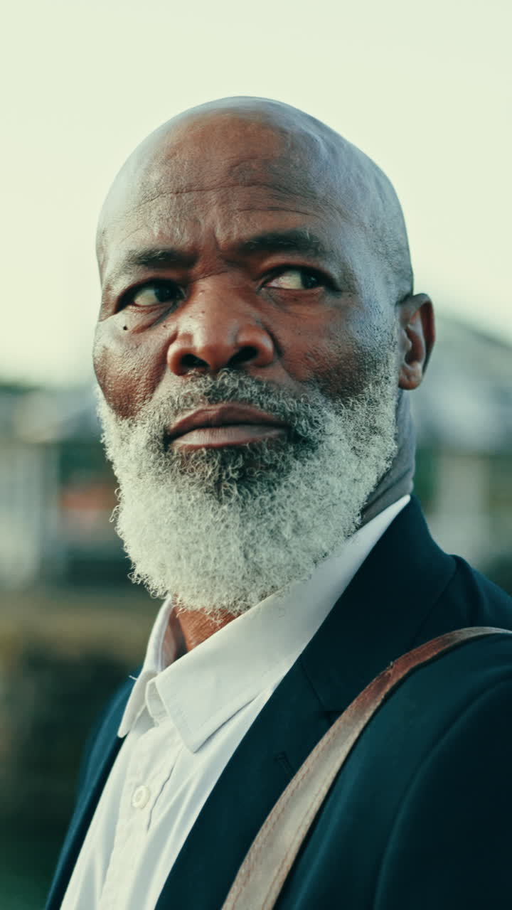 hombre de negocios maduro, ciudad y mañana caminar a la ley