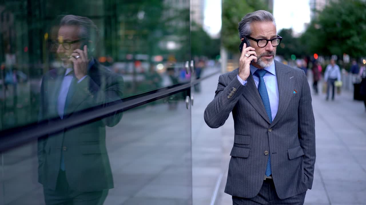 hombre confiado abogado exitoso