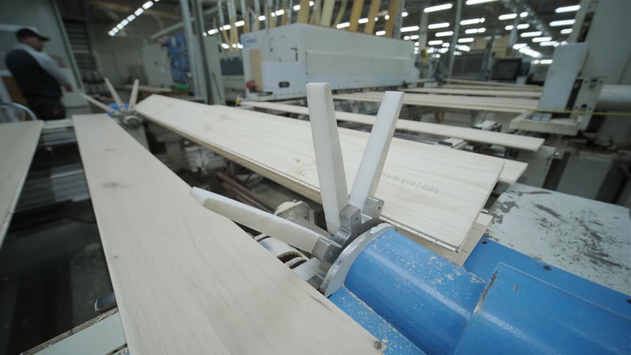 Smistamento automatizzato di assi di legno su nastro trasportatore in una fabbrica industriale