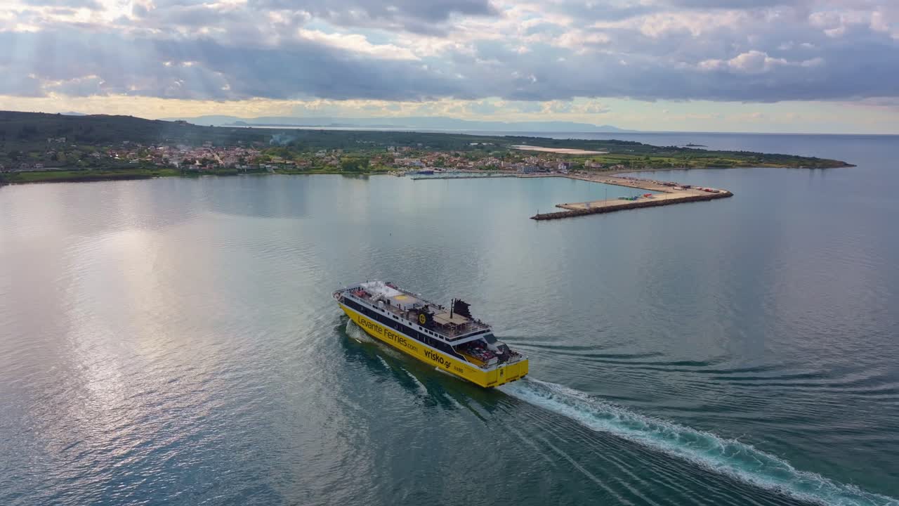 Luftfoto af skib på det rolige Ioniske Hav ved Kyllini-bugten, Grækenland