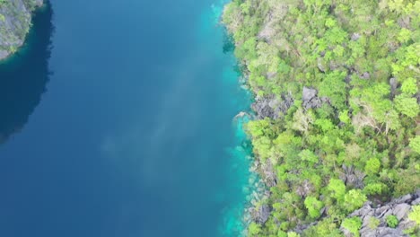 Aerial-view-of-dramatic-karst-scenery-and-turquoise-ocean-water-at-Twin-Lagoon-in-Coron-Island,-Palawan,-Philippines