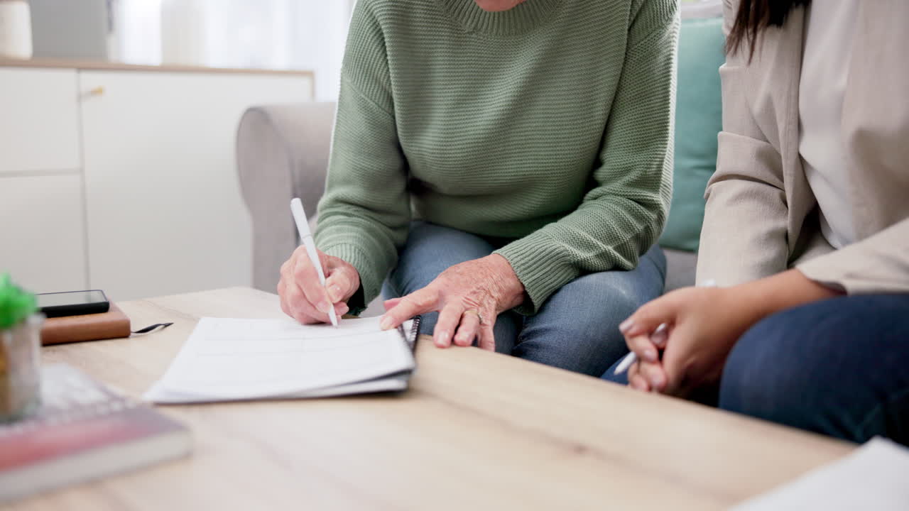 asesor financiero, manos de mujer