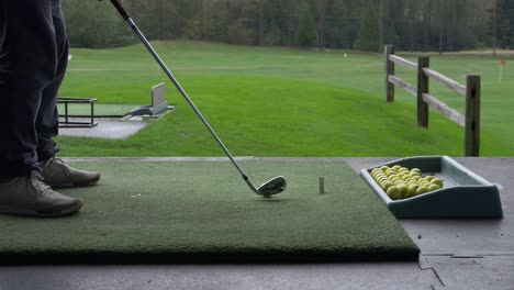 acertar a bola com um ferro no driving range