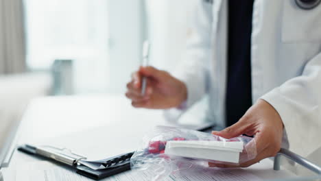 receta médica, medicamento y escritura de las manos del médico