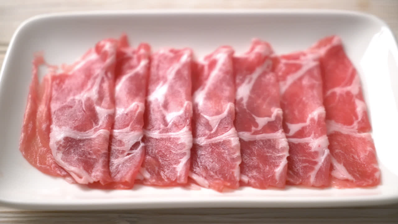 신선한 슬라이스 칼라 돼지 고기 날 것