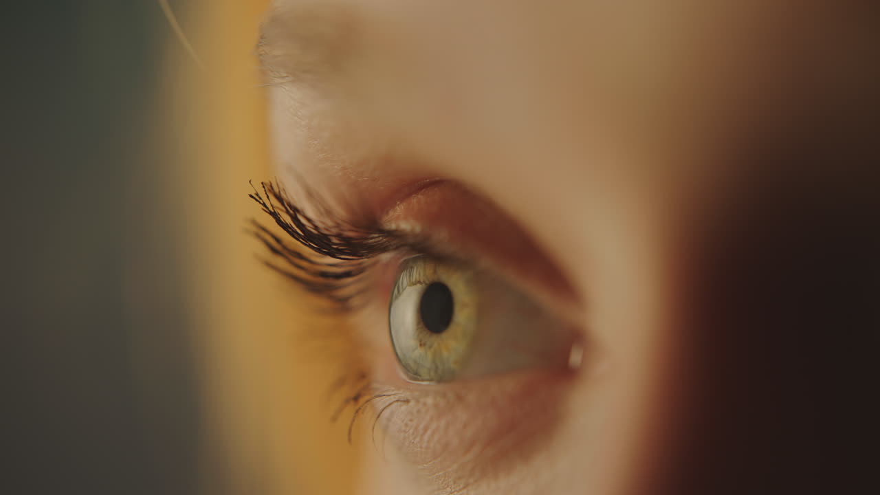 apertura del ojo con hermoso iris azulado