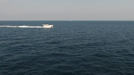 Luftaufnahmen-Einer-Wunderschönen-Yacht,-Die-Im-Ozean-In-Der-Nähe-Von-Antibes,-Frankreich,-Kreuzt